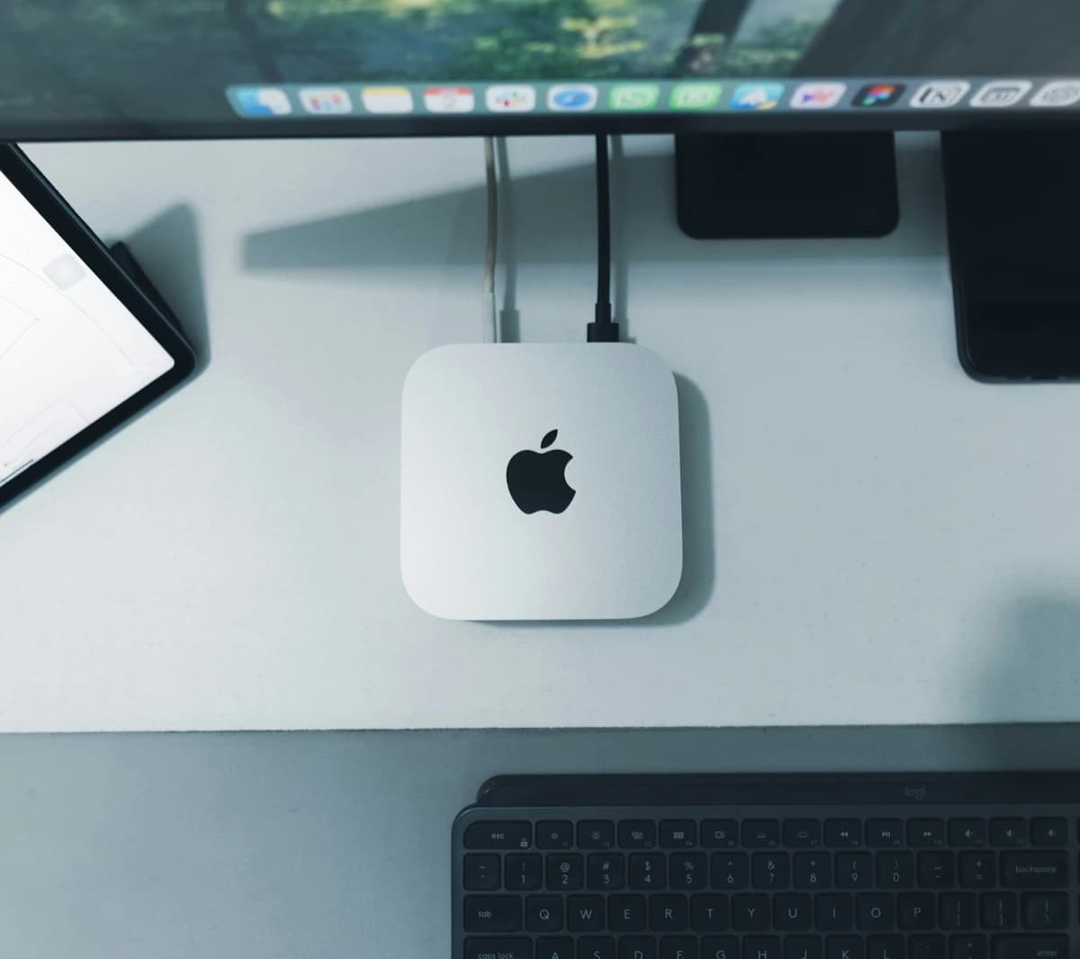 책상 위에 올려둔 Mac mini M4